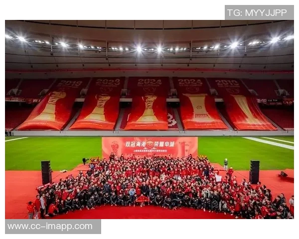 上海海港喜获三连冠更衣室庆祝合影传递冠军荣耀