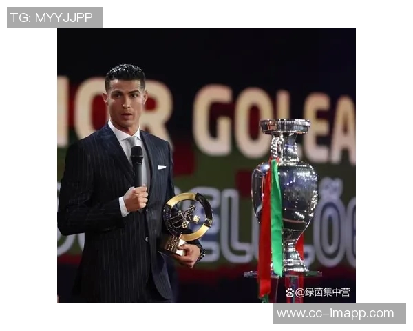 C罗荣获葡萄牙环球声望奖在社交媒体分享喜悦时刻